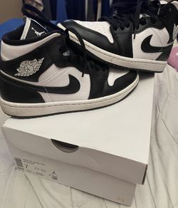Woman’s Jordan 1 Mid Sz 7