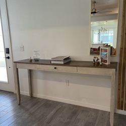 Elegant Accent Side Table For Entry Or Decoration With Power Outlet And USB Connection. 