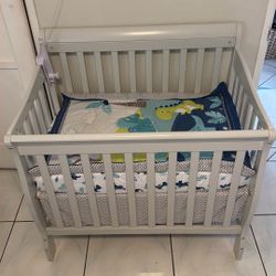 Mini crib 