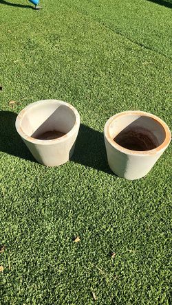 2 clay pots