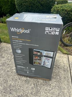 Compact whirlpool refrigerator freezer combo (WH31S1E) in excellent condition. Would be great for a small apartment or dormitory. Odorless and clean i