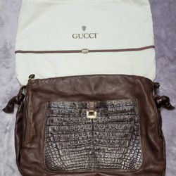 Vintage gucci leather shoulder bag with pockets. Brown. Comes with dust bag.