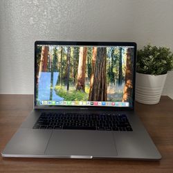 2016 Apple MacBook Pro 15" i7 2.4GHz 16GB RAM 512gbGB  SSD Space Gray A1707