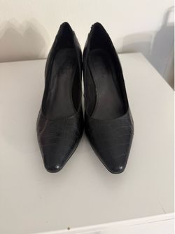 Black Pointed-Toe Heels – Croc Texture – Elegant Classic Style