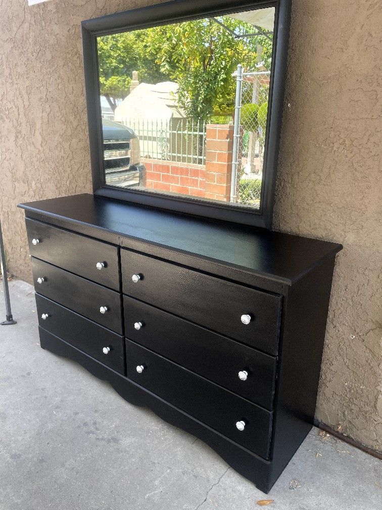 Dresser With Mirror
