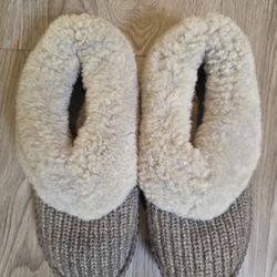 Like New Uggs Wrin Knit Ladies Size 7  Slippers
