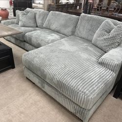 Brand New// Gray Oversized Sectional, Seccional, Couch// Delivery Available/ Financing Options 