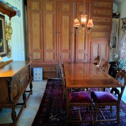 Vintage Jacobean Dining Set with  Refectory extendable table, Buffet,  Curio cabinet, Credenza and 6 Chairs.
Magnificent set with beautiful decorative