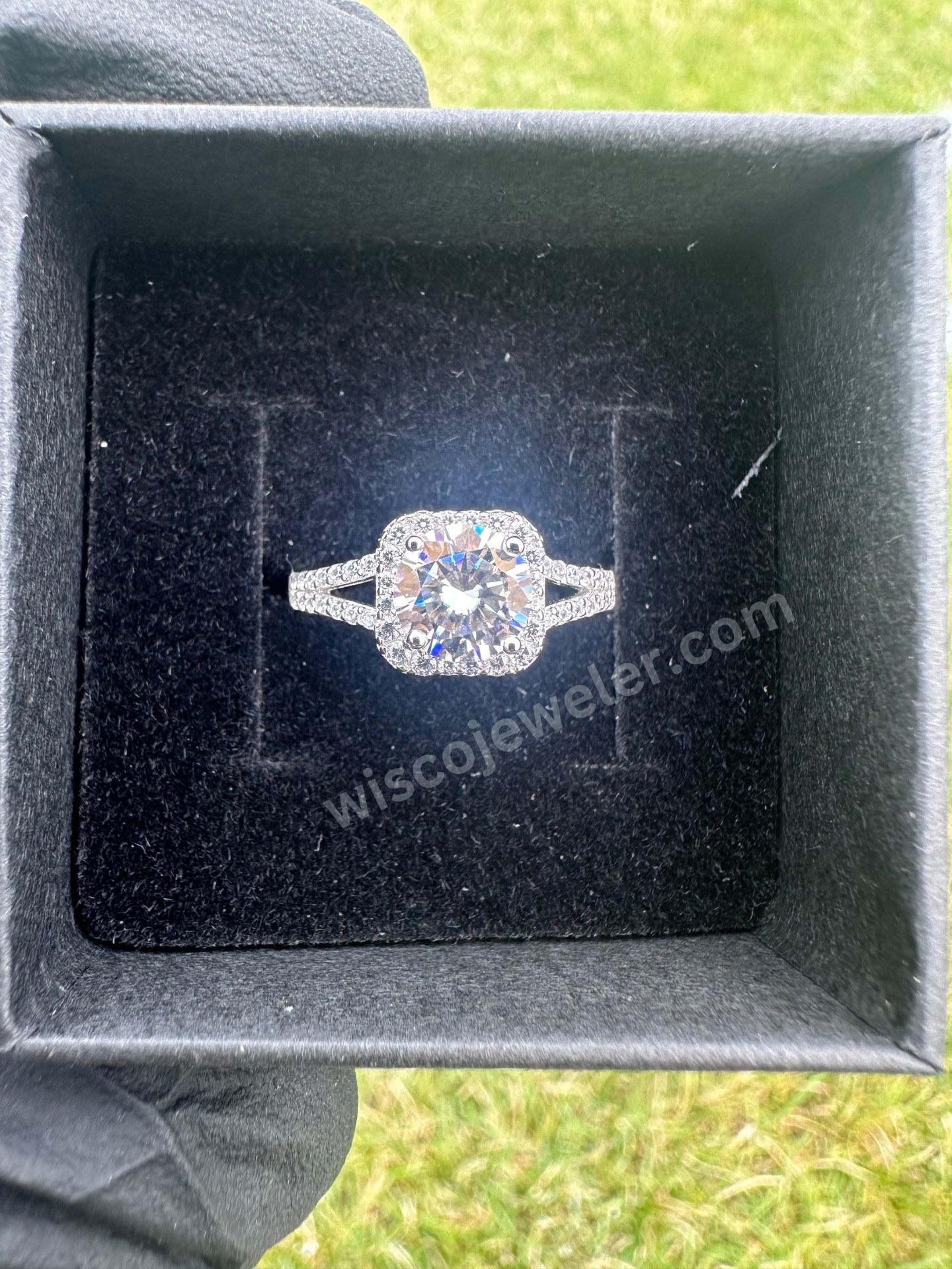 Beautiful Engagement/Wedding Ring NEW!MOISSANITE 1CT (Pass Diamond Tester)