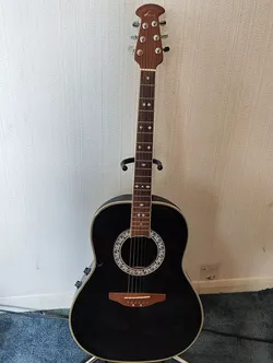 Vintage - Classic Ovation Celebrity  - Model CC67 - Beautiful Acoustic-Electric Guitar W/Case