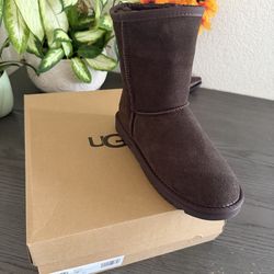 Woman ugg boots size 8
