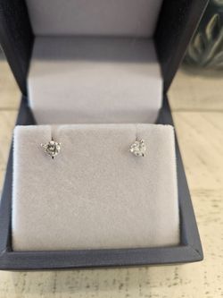 14kt white gold real diamond stud earrings