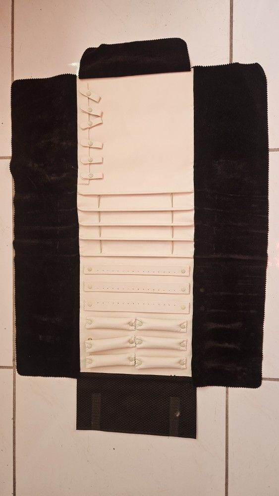 New
Earrings Necklace Bag Travel Organizer Jewelry Roll Up Bag Case Storage Holder
$10 Each Total $25