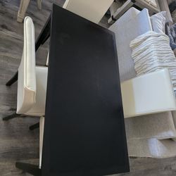  Mesa Pequeña Con 4 Silas 