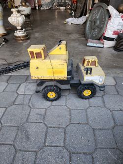 1980s Tonka Turbo-Diesel Crane (Model XMB-975), constructed of pressed steel with a yellow and white cab.