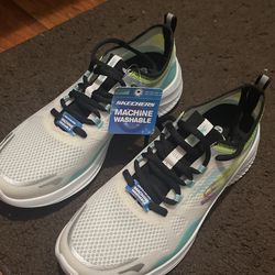 Women’s Skechers Size 8
