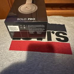 Beats Solo Pro Ivory Color Brand New Original 💯 % $220  Pick Up Only  👌👌👌 Firm price 