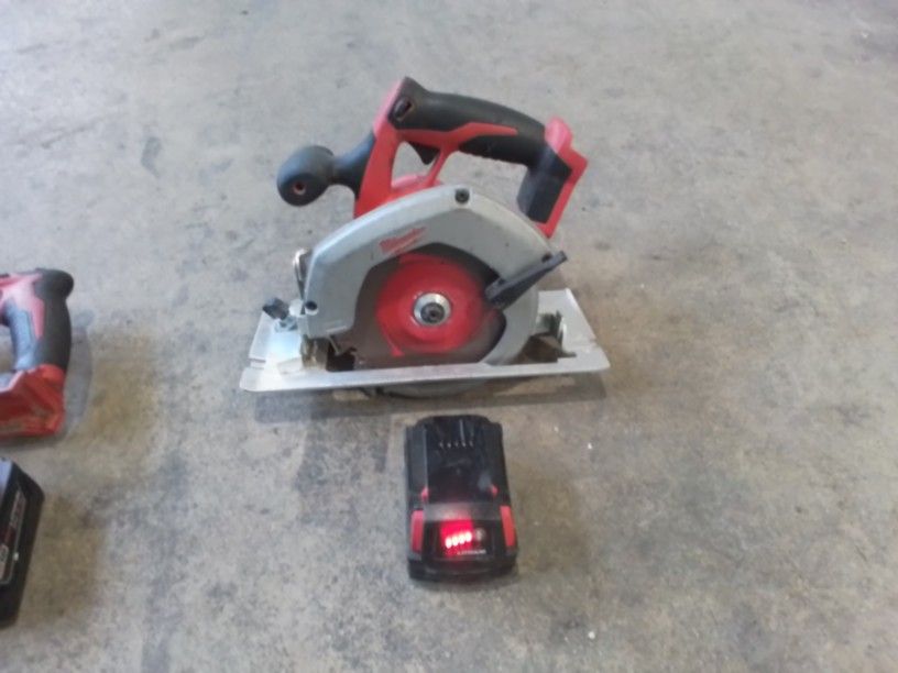 Milwaukee 6 1/2 Circular Saw + 1 Battery