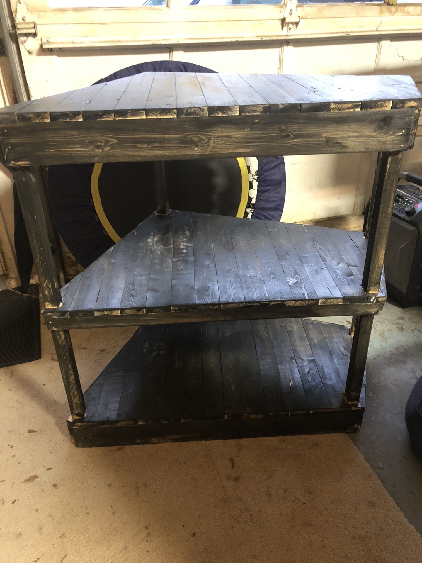 FREE CORNER SHELVES