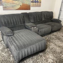 * Like New * Ashley Furniture 4pc Modular Recliner Sectional Sofa ( Free Delivery )