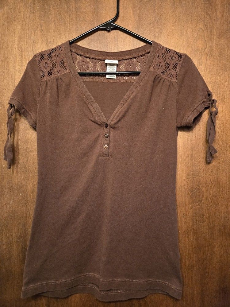 Route 66 brown short sleeve shirt with lace accent, size M