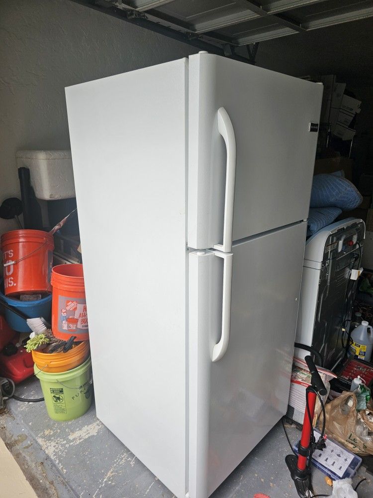 FRIGIDAIRE Refrigerator