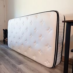 TWIN SIZE MATTRESS w/ PILLOW TOP (LIKE NEW!!!) ☁️☁️☁️