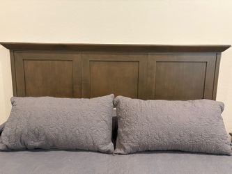 King Bed & Two Nightstands