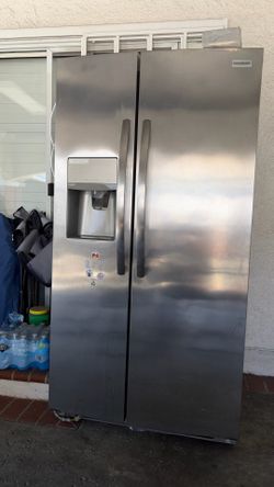 Refrigerator with water and ice maker