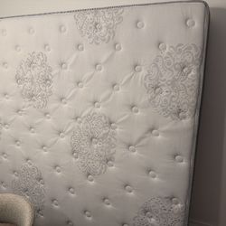 Cal king mattress Excellent Condition 