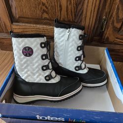  Boots Girls Size 3 Worn Once, Winter Boots