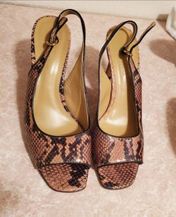 Women's 8.5 facconable shoes