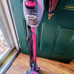 Shark HV371 Rocket Pro DLX Corded Stick, Removable Hand Vacuum, Advanced Swivel Steering, Like new