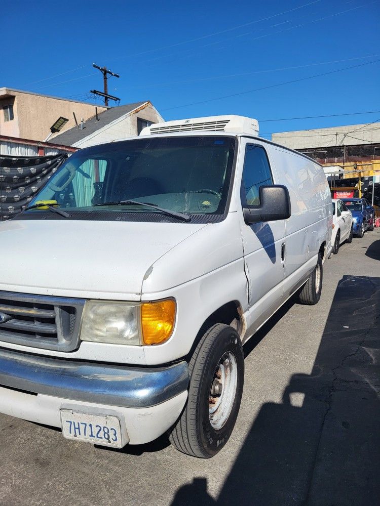 2004 Ford E-350