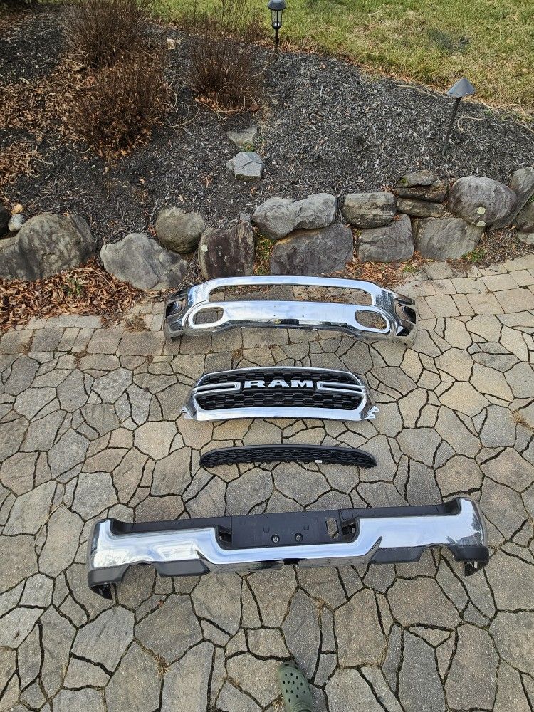 5th gen 2023 ram 1500 big horn
front and rear chrome bumpers