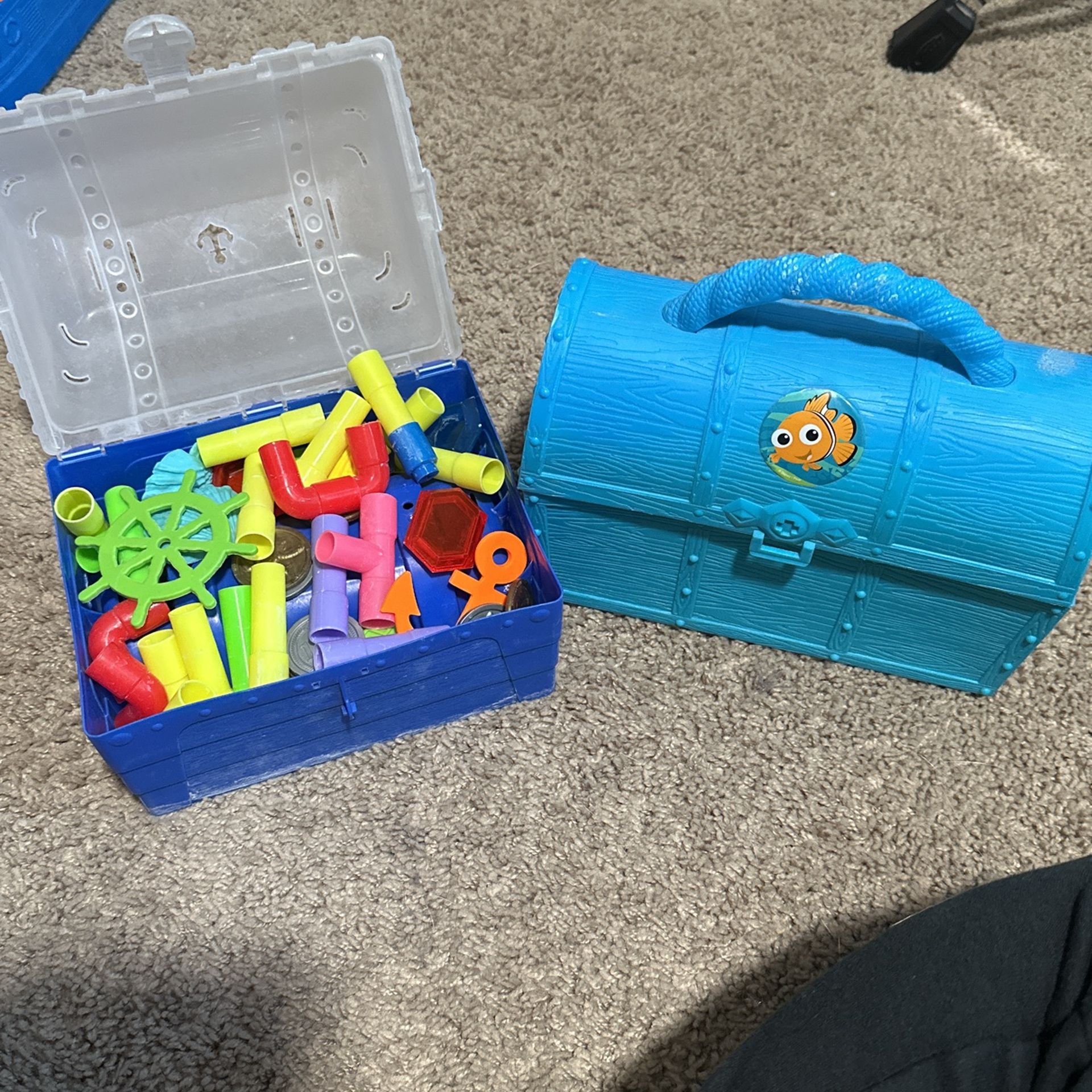 Free Kids Bath Toys. Off 114th Ave and Bell Rd.