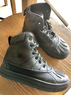 Boys Nike sports boots size 12. IN KENDALL