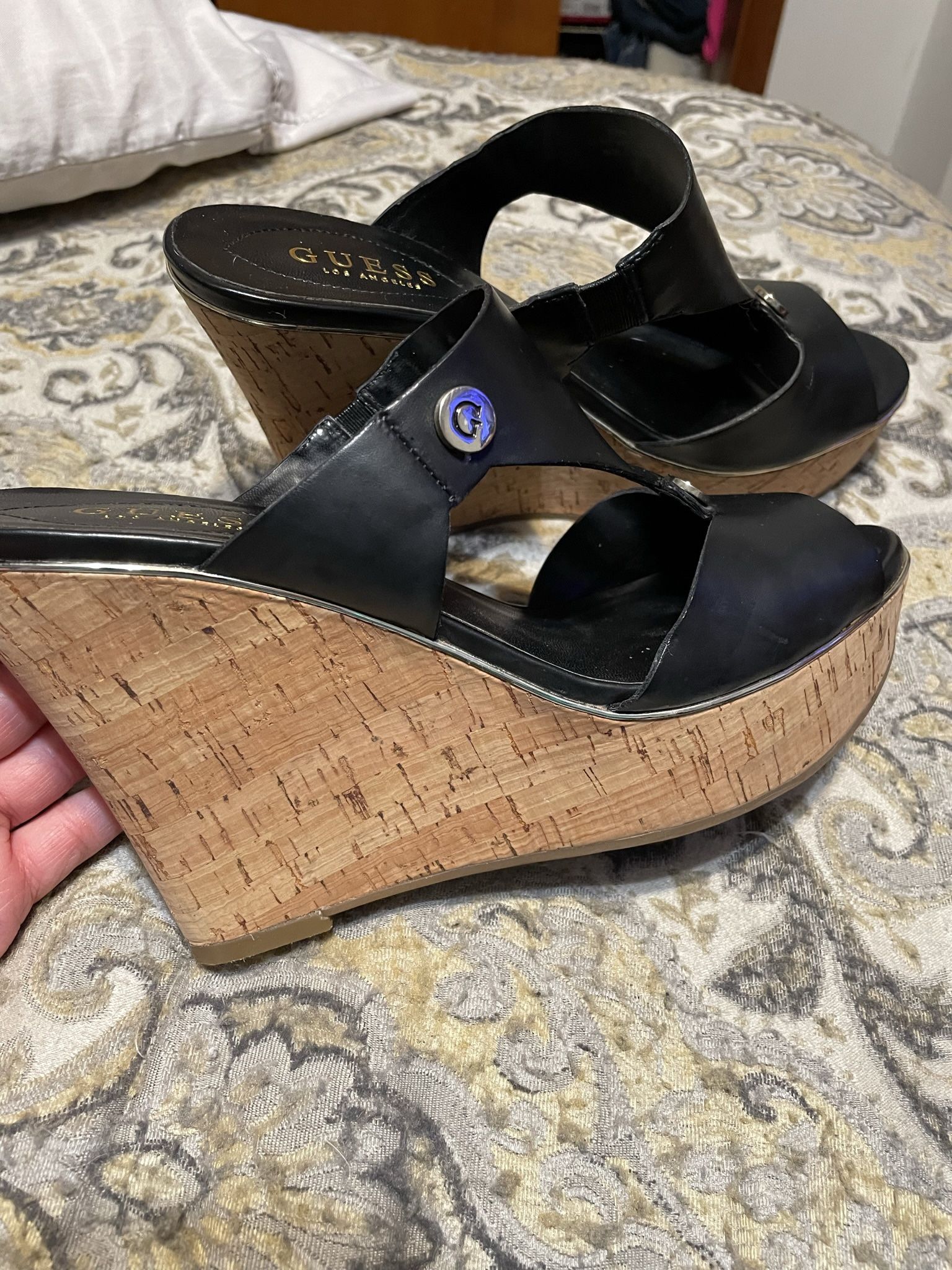Like New Womens Size 9 Guess Wedge Sandals