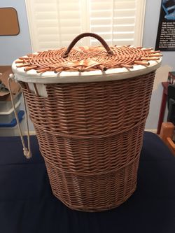 Wicker laundry hamper with removable liner