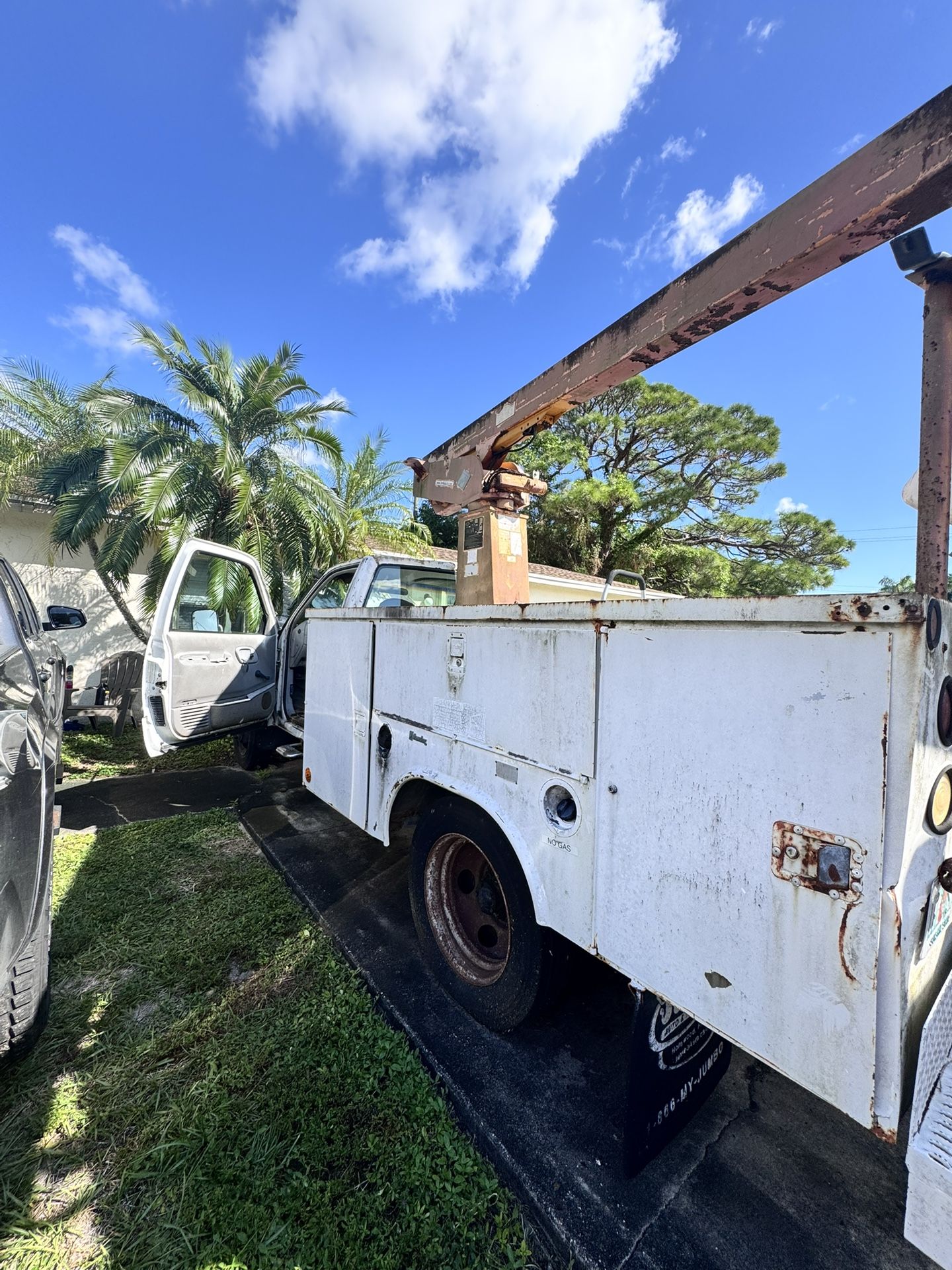 For sale, the rock is old, the engine turns on, it needs a little fixing.