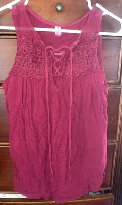 Burgundy red ladies top (Size M)