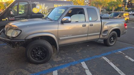 Toyota Tundra, 2003, silver.