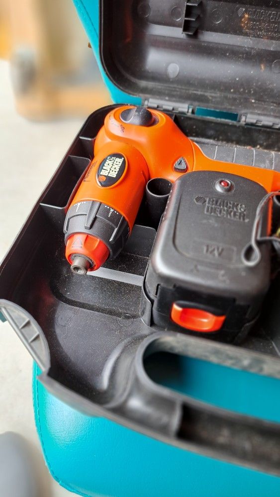 LIKE NEW BLACK-DECKER BATTERY DRILL WITH CASE 