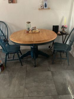Table With Four Chairs And Exstands
