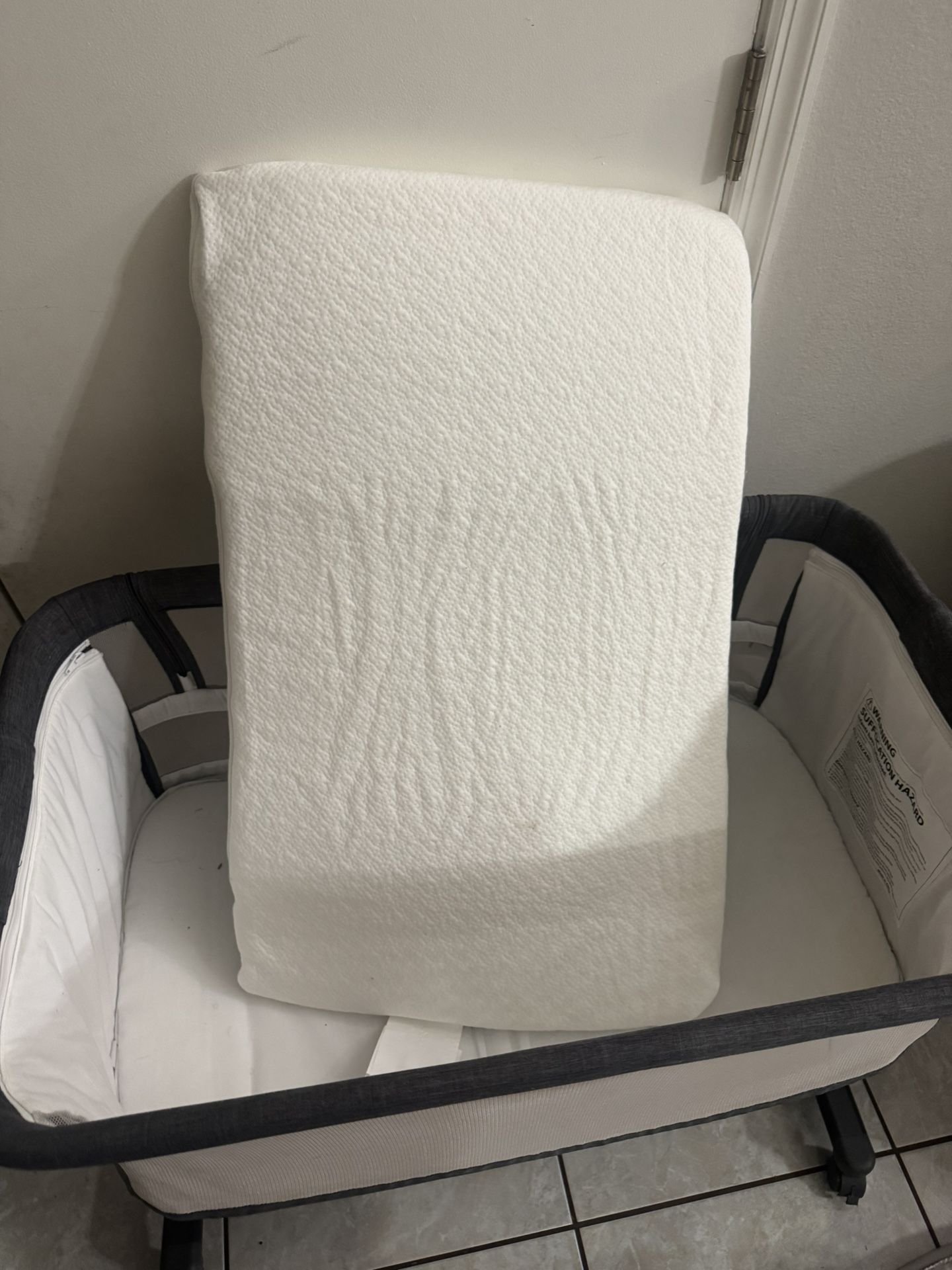 Baby bassinet Bedside Sleeper With Mattress & Sheets