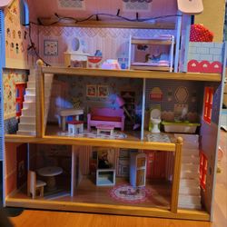 BEUTIFUL DOLLHOUSE GREAT CONDITION, WITH ACCESSORIES . GREAT SUMMER ACTIVITY 