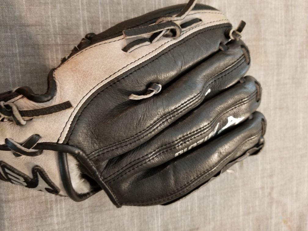 10" kids Mizuno baseball glove broken in