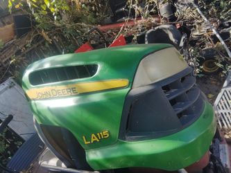 John Deere Hood La 115  /Cofre De John Deere La 115 
