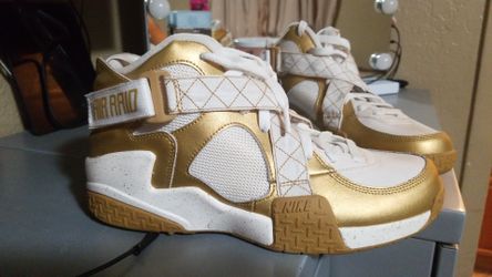 Nike Air Raid Metallic Gold and white size 9 men.