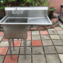 GRIDMANN Stainless Steel 1 Compartment Utility Sink with Right Drainboard, NSF Certified Commercial Kitchen Sink, 18" x 18" x 12" Bowl